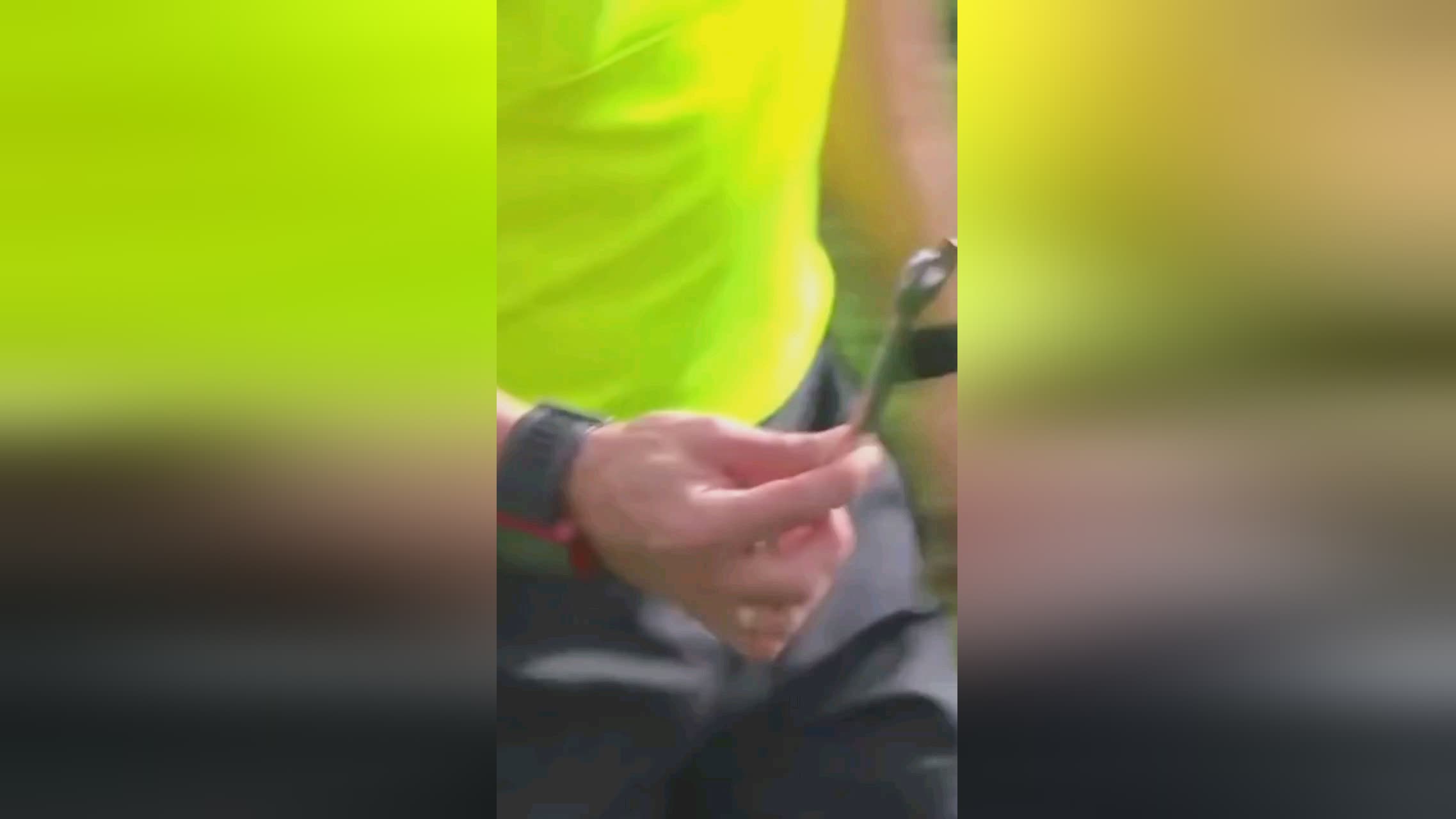前锋通过其