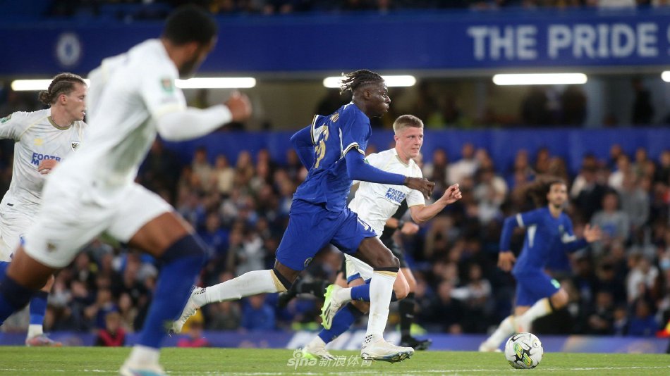 年轻人受到 年轻人受到